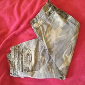 **2 for $25**Unionbay camouflage capris